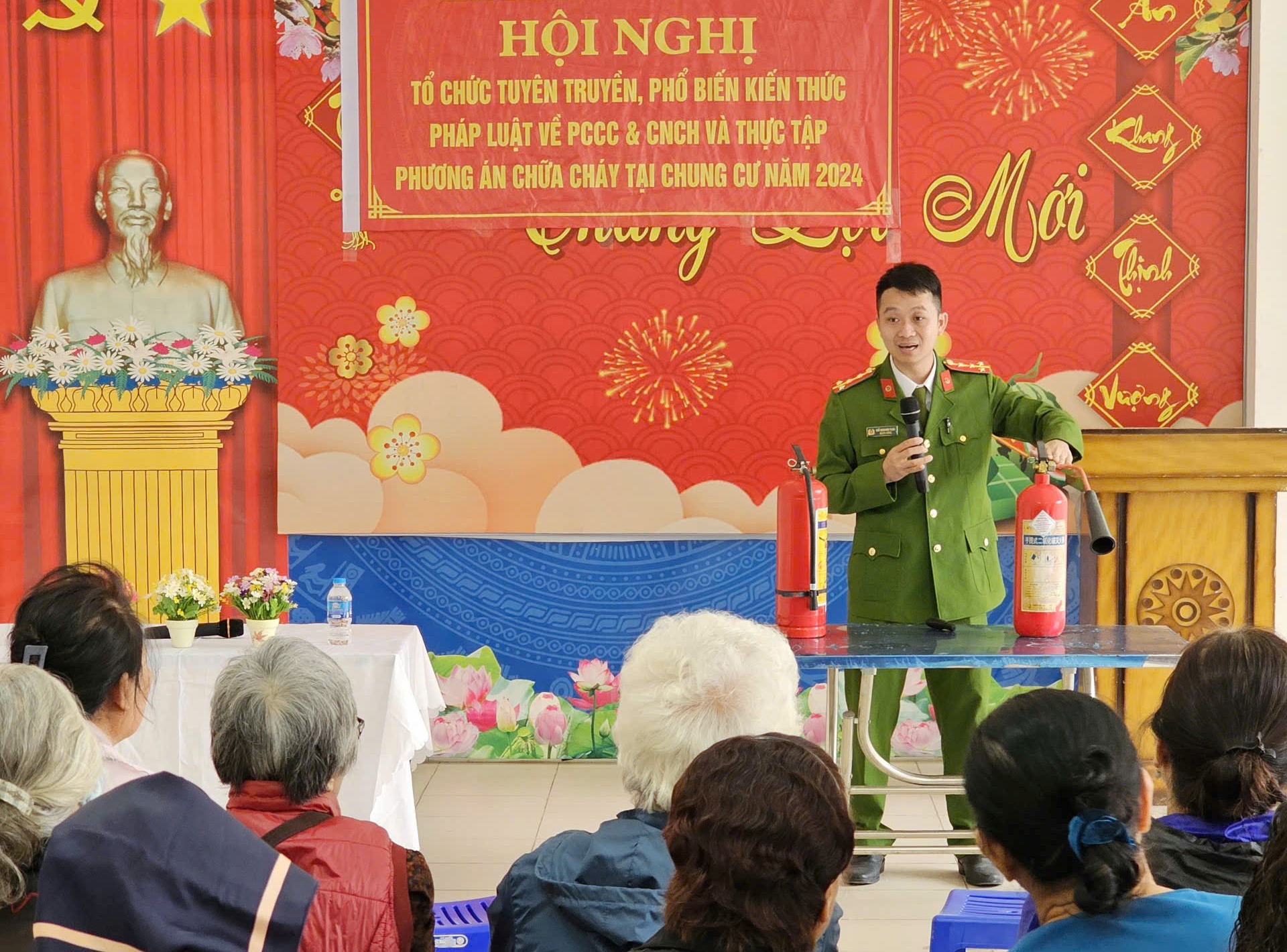 Tuyên truyền, phổ biến kiến thức pháp luật và thực tập phương án chữa cháy tại Chung cư B 11 tầng Đ2 Đổng Quốc Bình